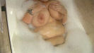 Muhkea tytt kylvyss