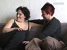 Lesbo lohduttaa petetty naista